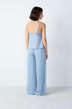 Caraco satin&eacute; d&eacute;tails broderie fleurs fermeture bouton devant;${refinementColor}