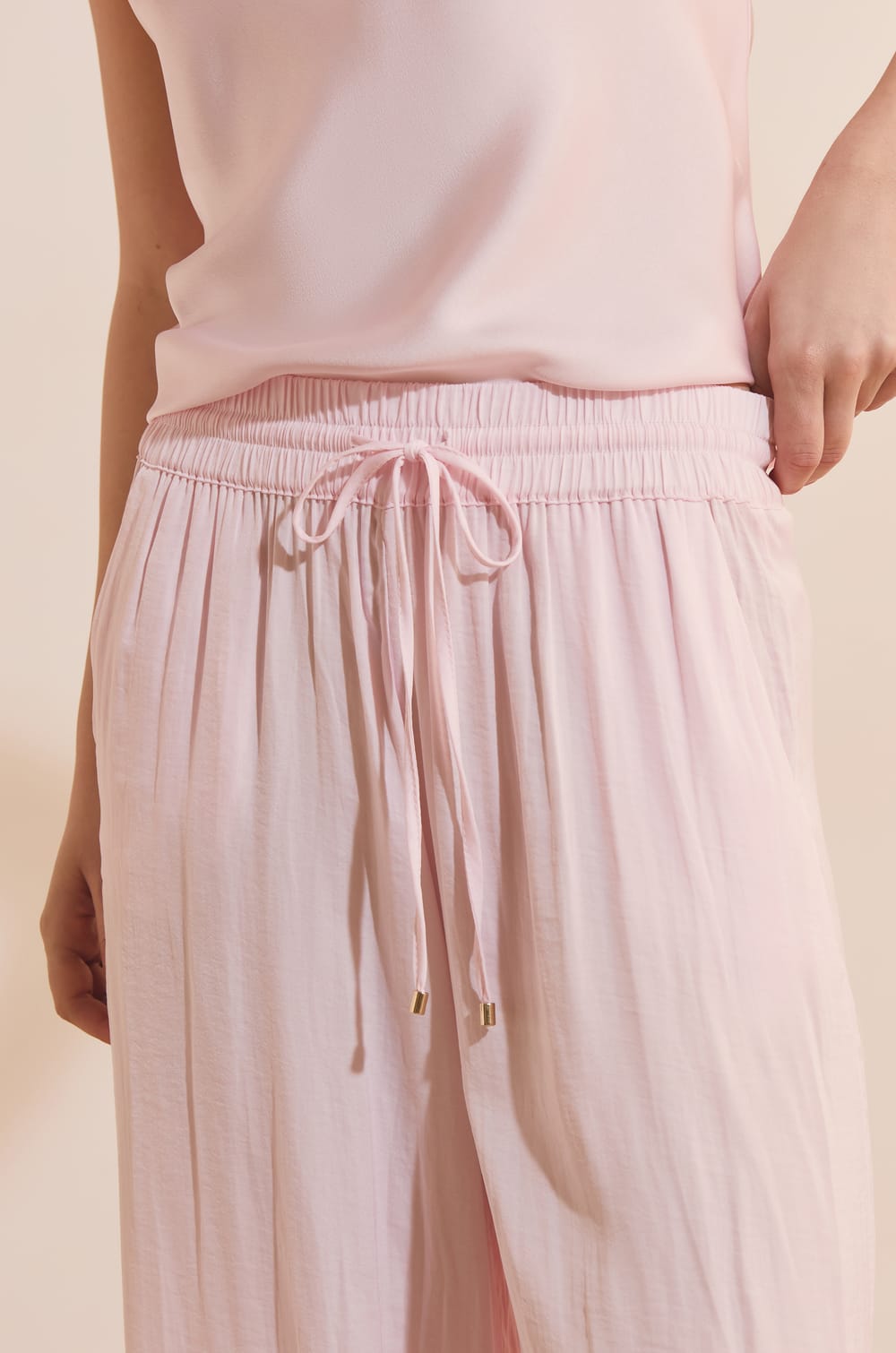 Pantalon satin&eacute; coupe large;${refinementColor}