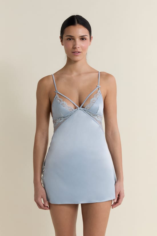 Nuisette en satin avec d&eacute;tails lac&eacute;s et dentelle;${refinementColor}