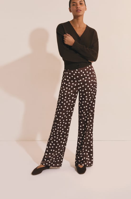 Pantalon droit satin&eacute; &agrave; pois;${refinementColor}
