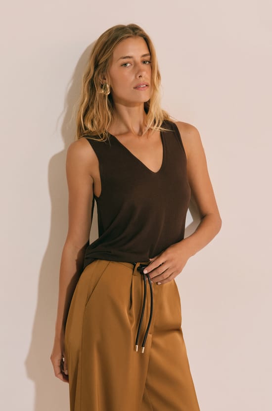 T-shirt sans manches col V;${refinementColor}