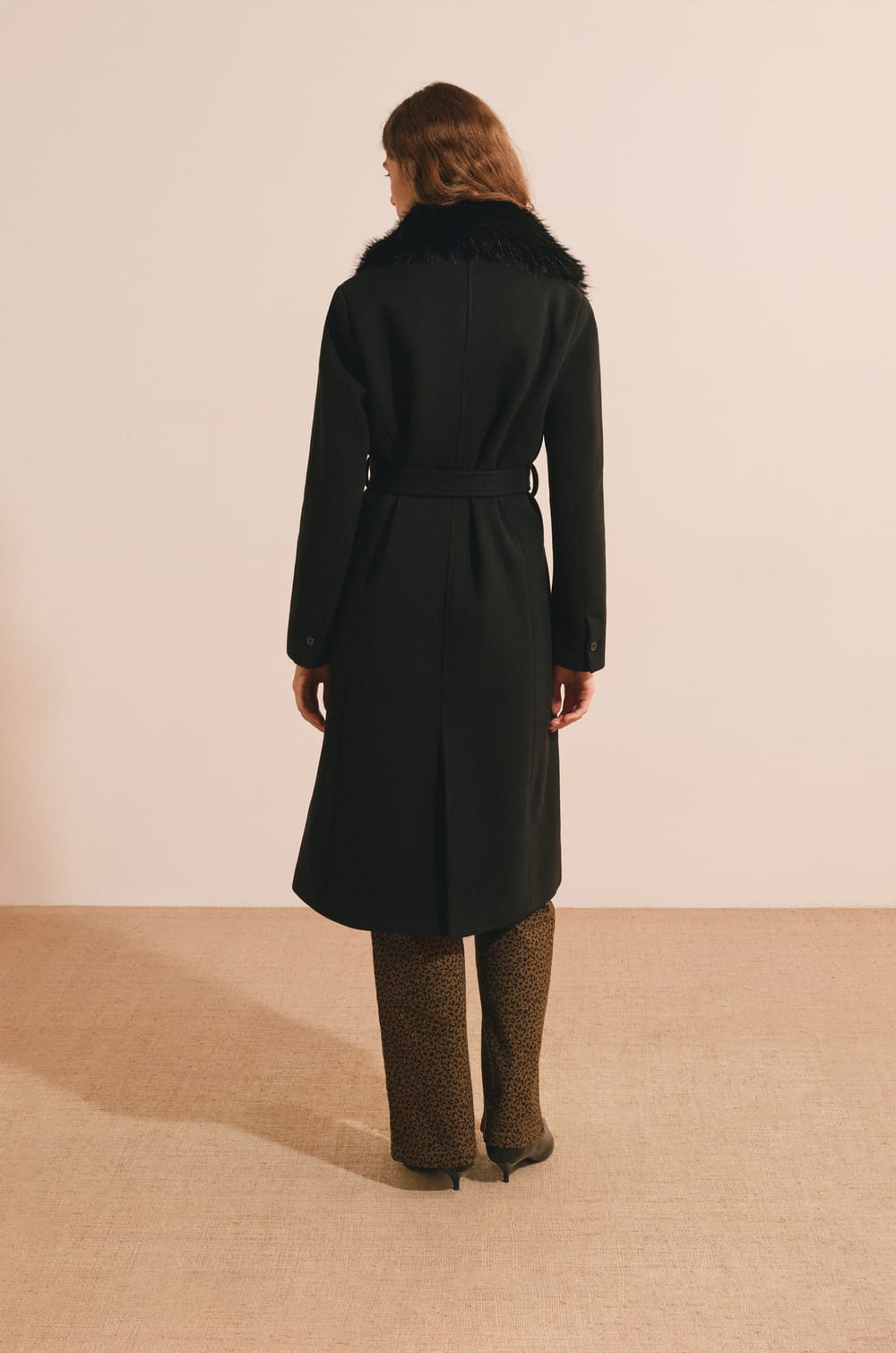 Manteau long avec col en fausse fourrure;${refinementColor}