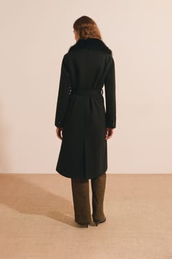 Manteau long avec col en fausse fourrure;${refinementColor}