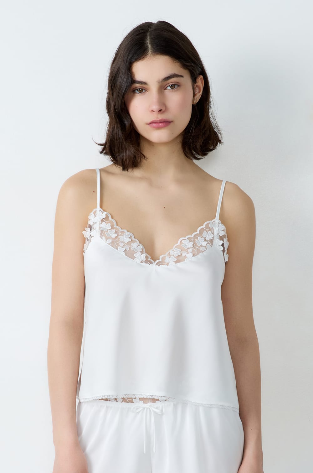 Top satinado con detalles de encaje;${refinementColor}