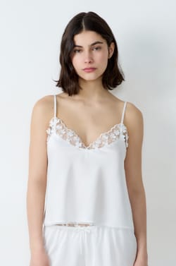 Top satinado con detalles de encaje;${refinementColor}