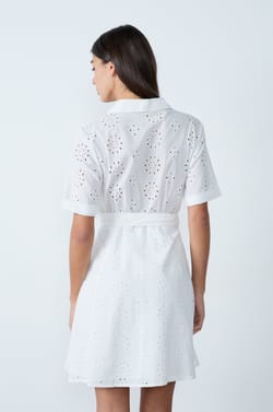 Robe courte en broderie anglaise;${refinementColor}