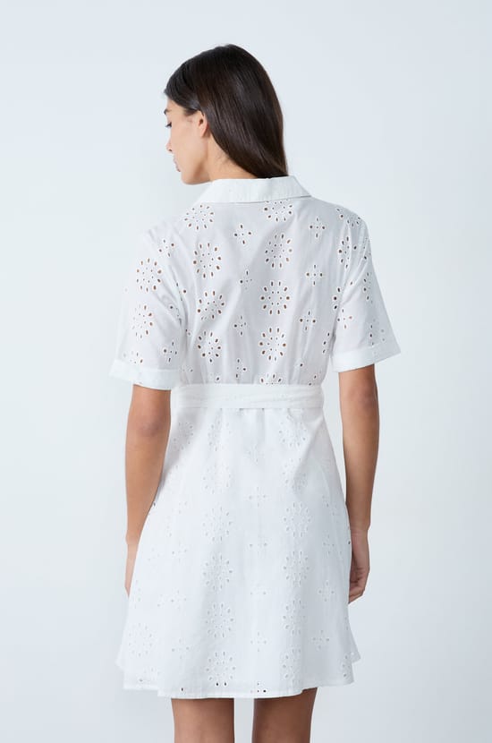 Robe courte en broderie anglaise;${refinementColor}