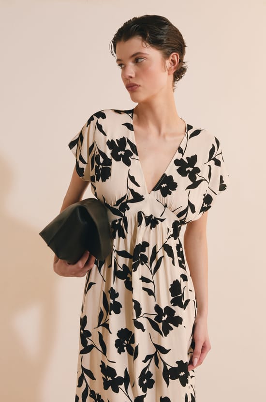 Robe longue &agrave; motifs avec d&eacute;collet&eacute; V;${refinementColor}
