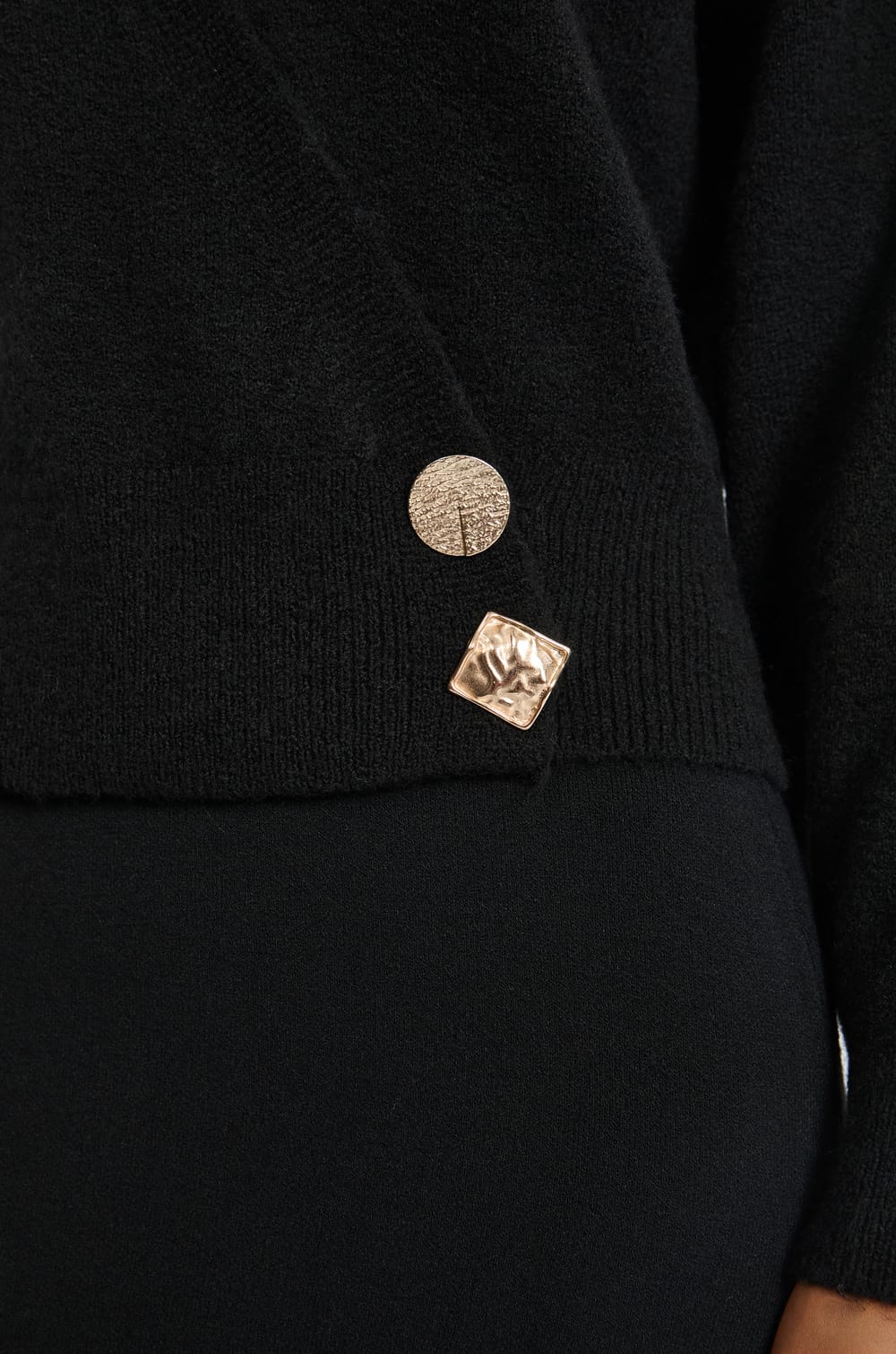 Pull col V avec boutons dor&eacute;s;${refinementColor}
