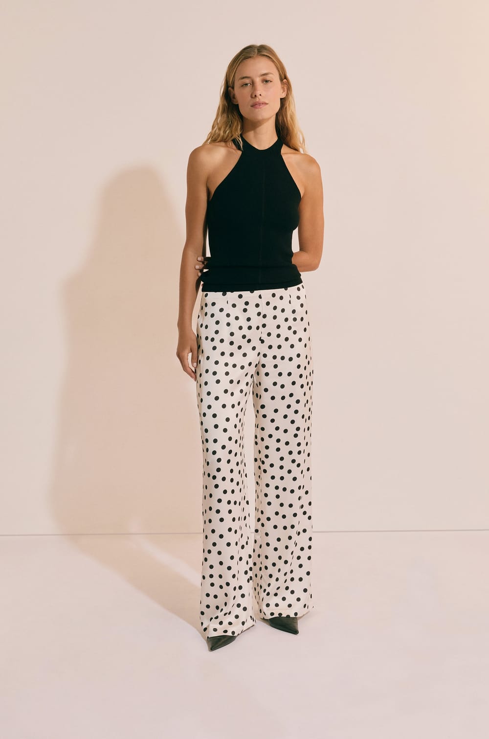 Pantalon droit satin&eacute; &agrave; pois;${refinementColor}