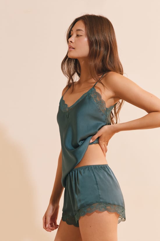 Short de pyjama satin&eacute; d&eacute;tails dentelle;${refinementColor}