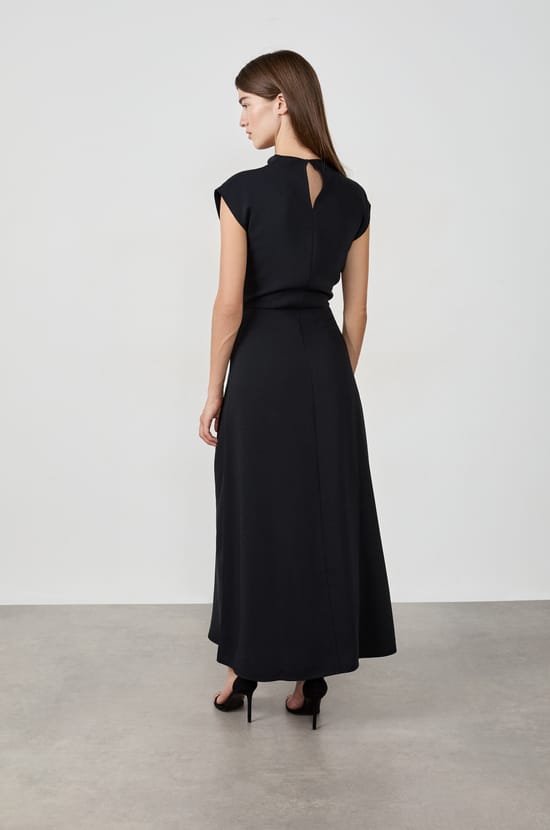 Long backless dress;${refinementColor}