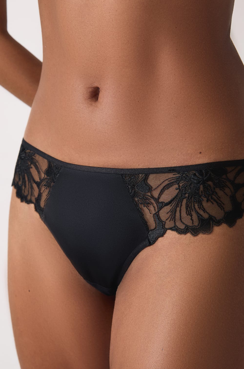 Panty tipo hipster de tul bordado;${refinementColor}