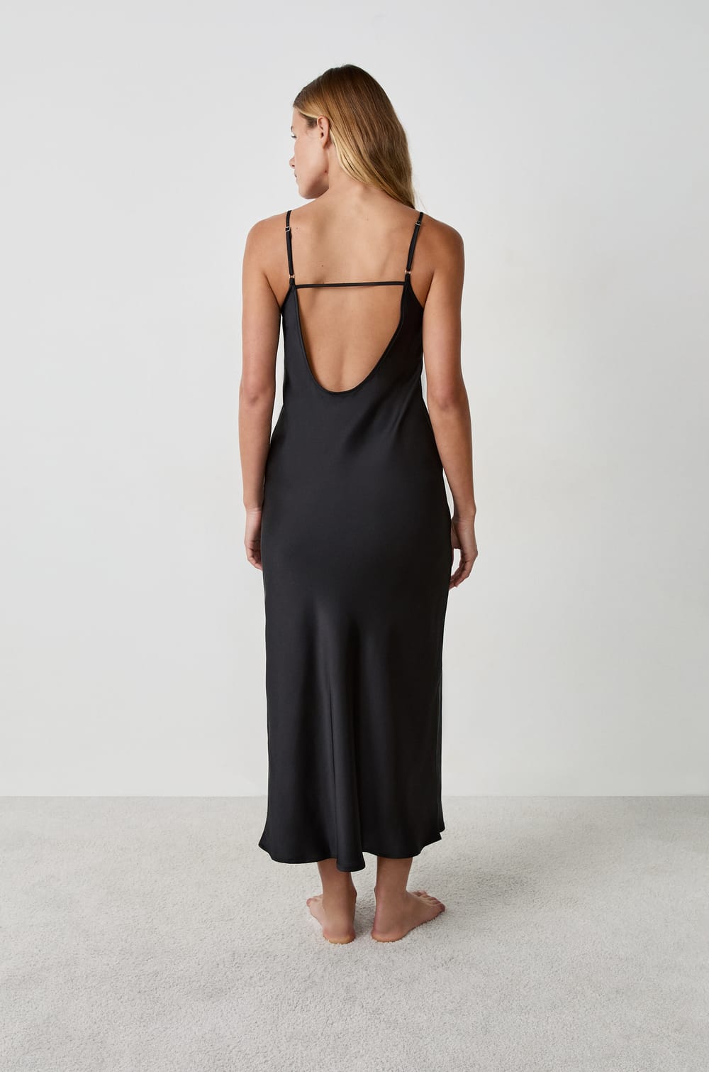 Camisón de satén con tirantes finos;${refinementColor}