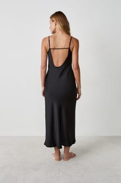 Camisón de satén con tirantes finos;${refinementColor}