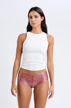 Braga brasile&ntilde;a con forma de V en encaje;${refinementColor}