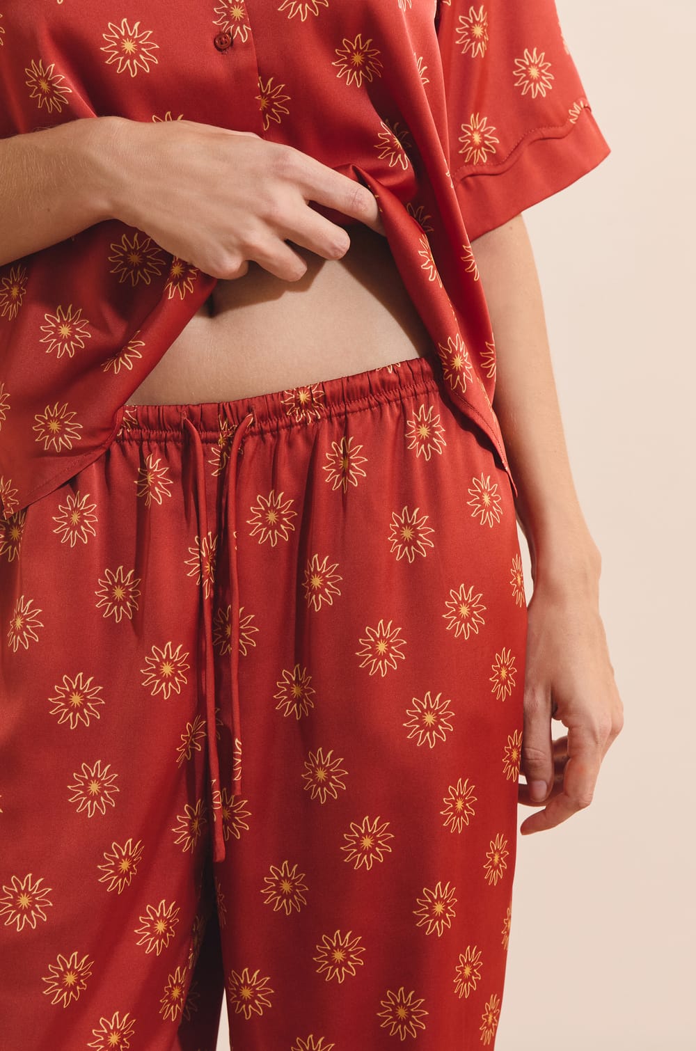 Pantalon de pyjama &agrave; motifs fleurs satin&eacute;;${refinementColor}