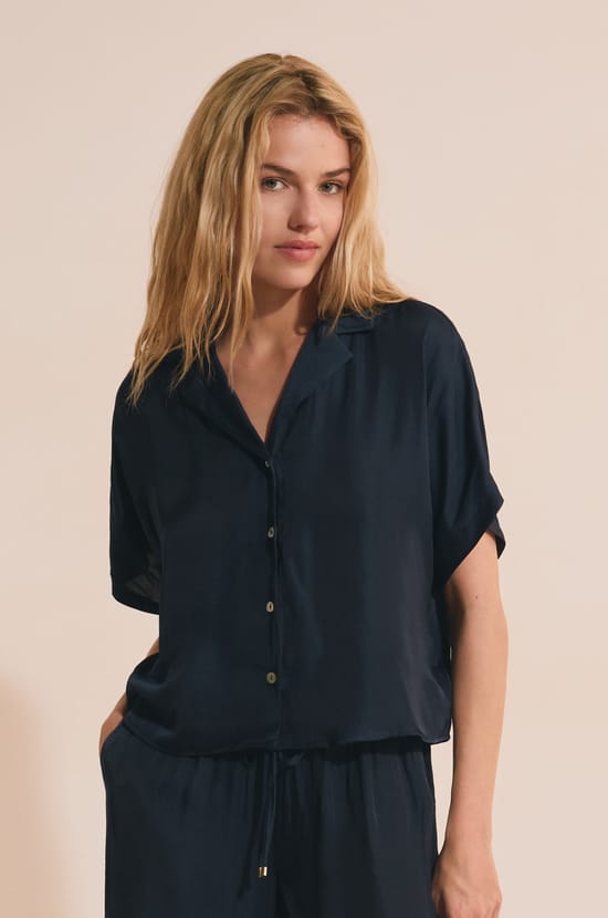 Chemise de pyjama manches courtes satin&eacute;e;${refinementColor}