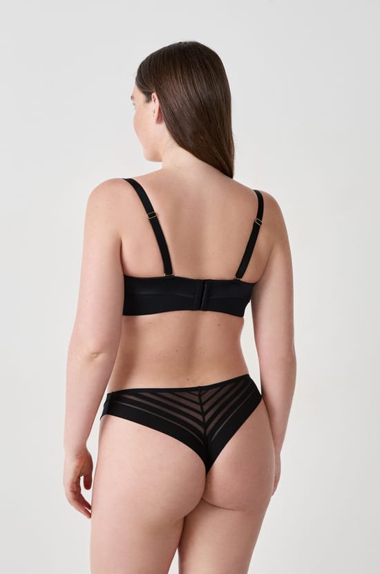 Sujetador bandeau con finas copas y tirantes desmontables;${refinementColor}