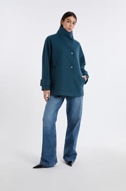 Jas met schoorsteenkraag met wol;${refinementColor}