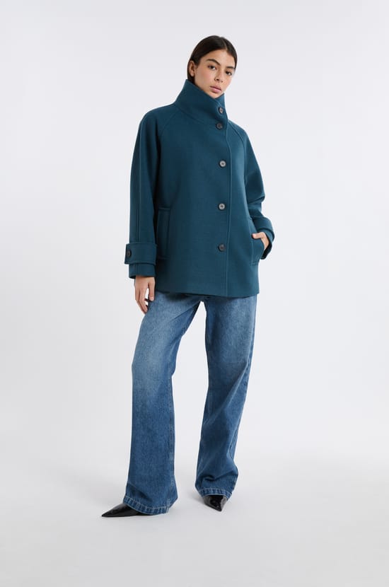 Jas met schoorsteenkraag met wol;${refinementColor}