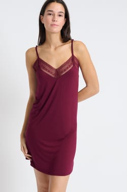 Camisón escotado de encaje;${refinementColor}