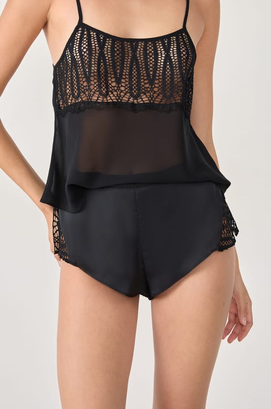 Pantalones cortos de pijama satinados con detalles de encaje;${refinementColor}