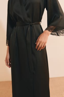 Deshabill&eacute; satin&eacute; d&eacute;tails en dentelle;${refinementColor}