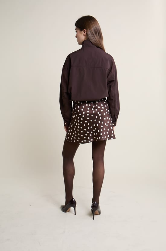 Jupe courte satin&eacute;e &agrave; pois;${refinementColor}