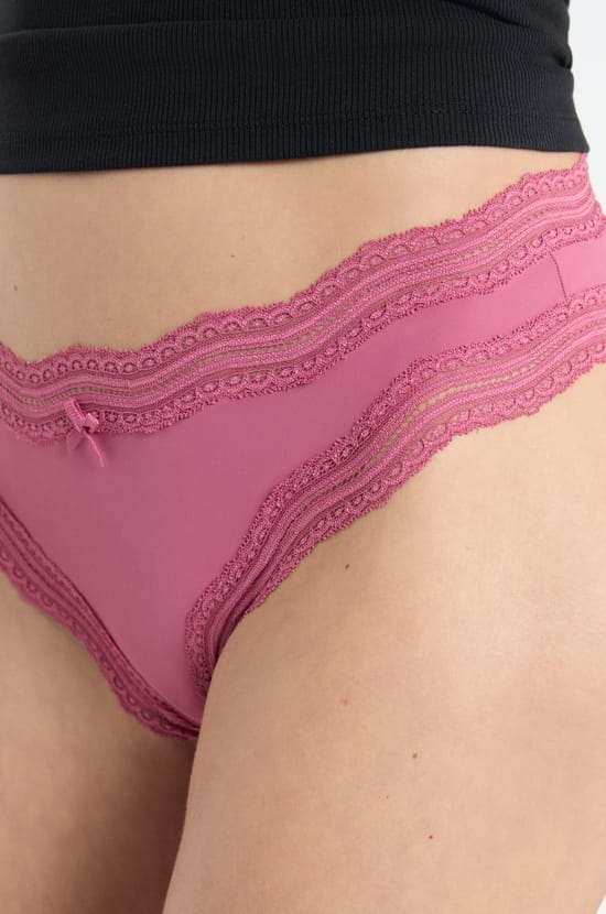 Tanga &agrave; bords dentelle en microfibre;${refinementColor}