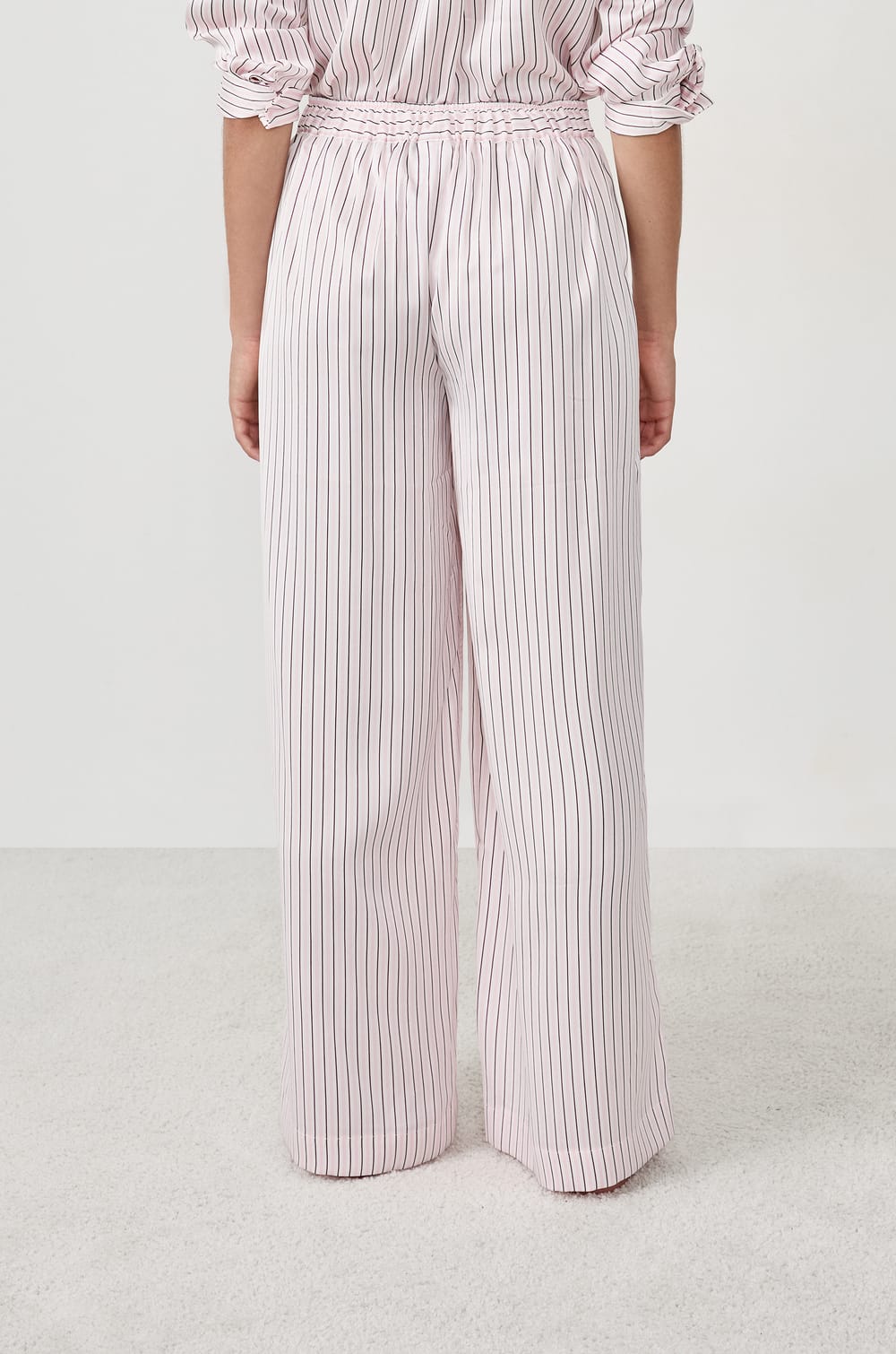 Pantalon de pyjama en satin à rayures;${refinementColor}