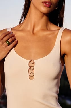 Robe midi d&eacute;collet&eacute;e avec d&eacute;tails anneaux;${refinementColor}