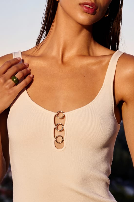 Robe midi d&eacute;collet&eacute;e avec d&eacute;tails anneaux;${refinementColor}