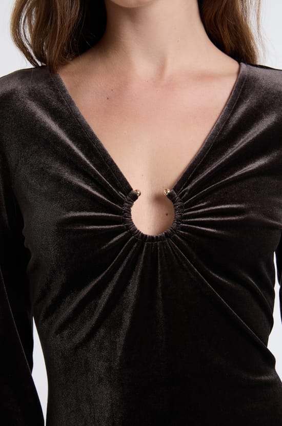 Robe à manches longues en velours avec détail anneaux;${refinementColor}