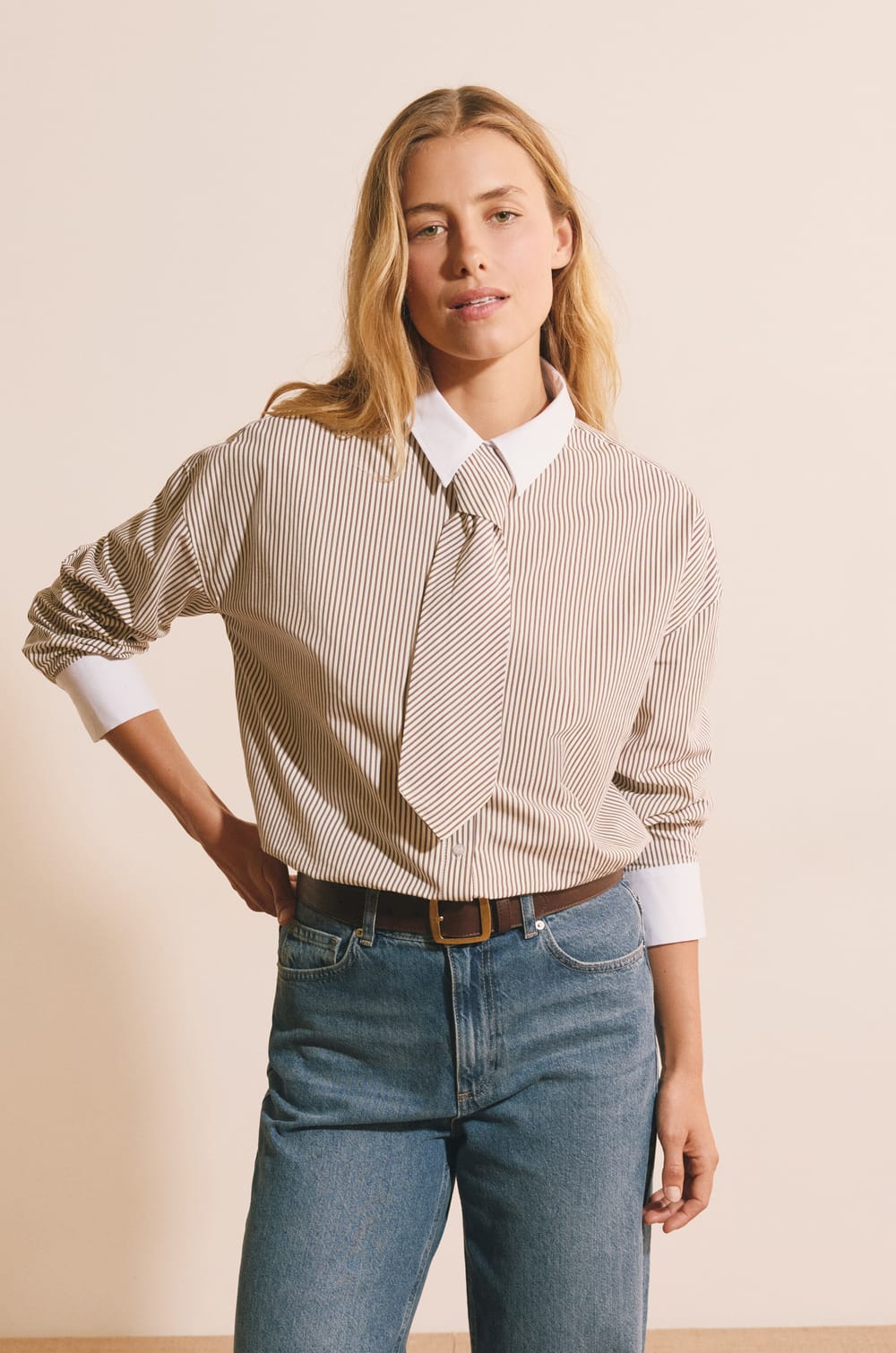 Chemise avec cravate &agrave; rayures;${refinementColor}