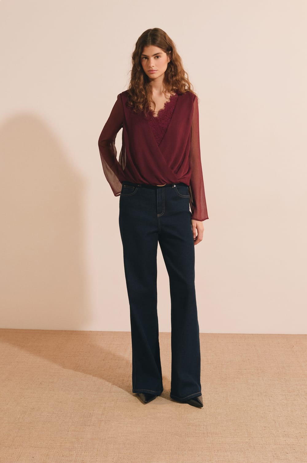 Blouse col V avec dentelle et transparence;${refinementColor}