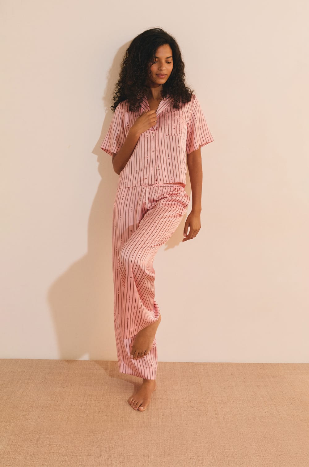 Pantalon satin&eacute; &agrave; rayures;${refinementColor}