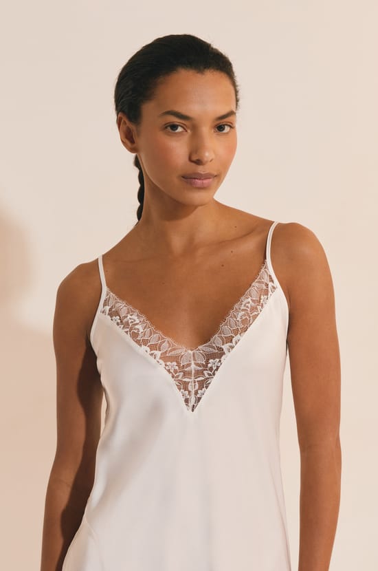 Langes Satin-N&eacute;glig&eacute;;${refinementColor}