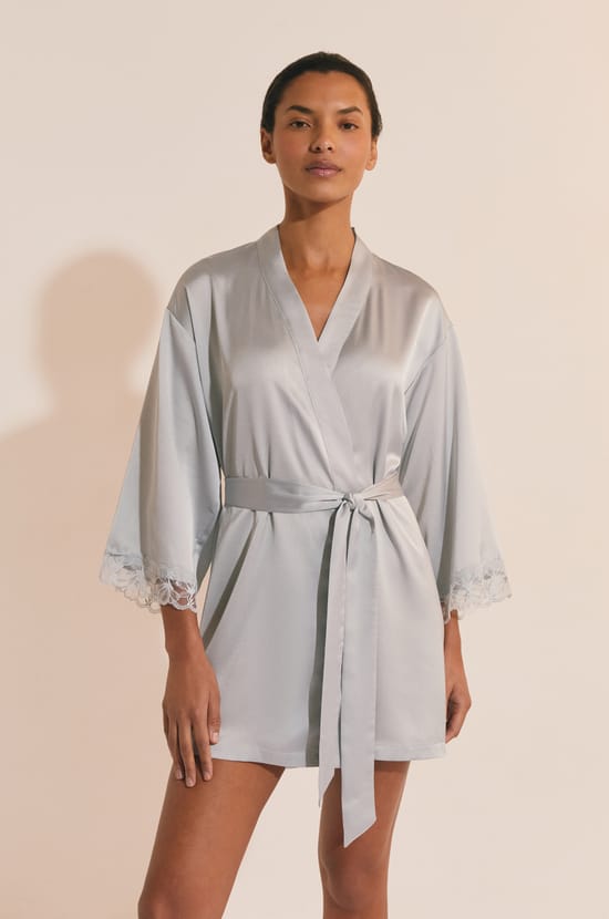 D&eacute;shabill&eacute; de pyjama satin&eacute; avec d&eacute;tail en dentelle;${refinementColor}