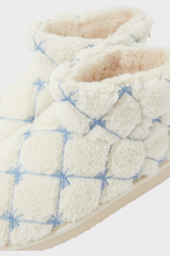 Chaussons bottines avec fausse fourrure;${refinementColor}
