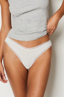 Tanga mit Spitzendetails;${refinementColor}