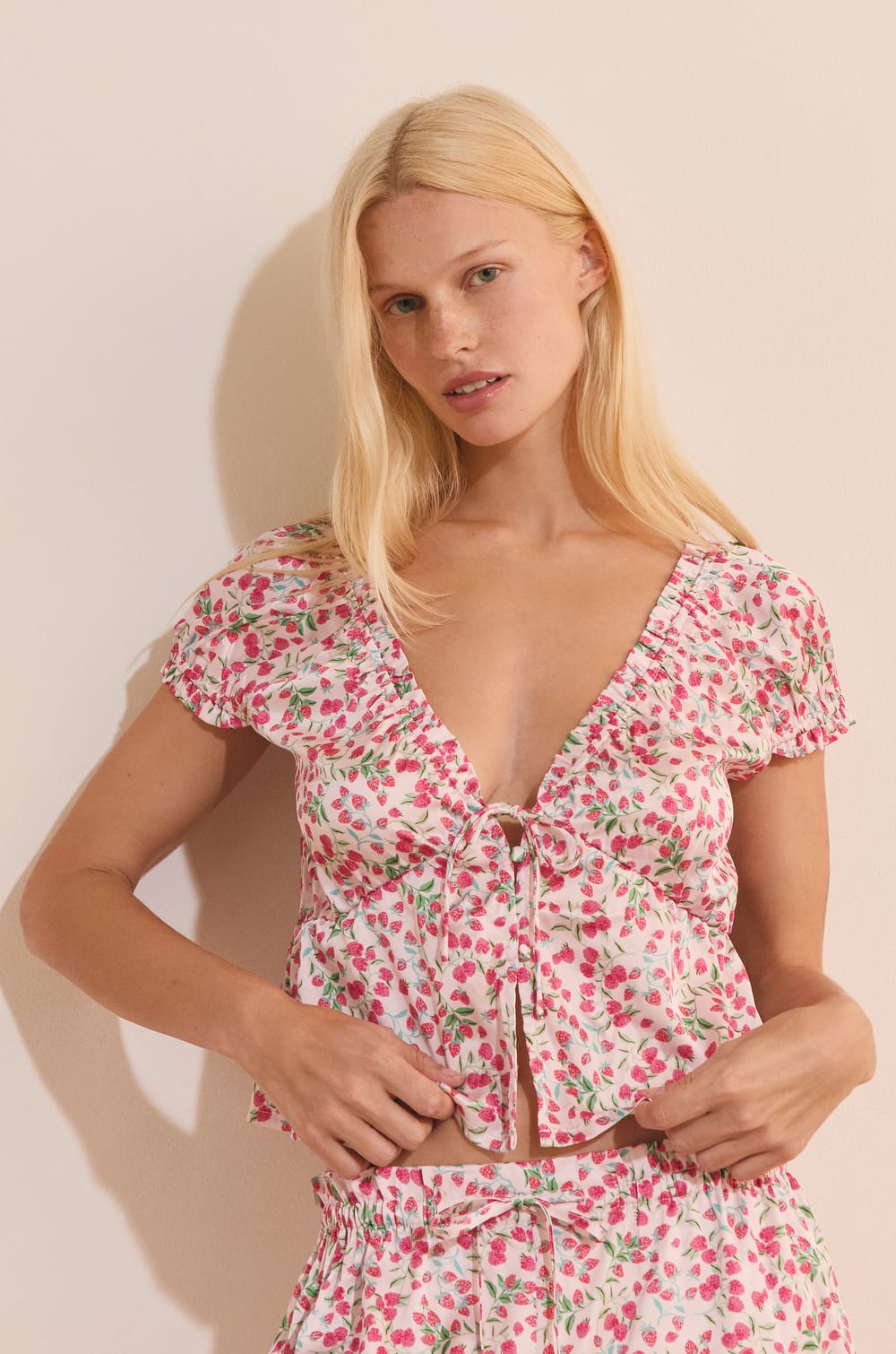 T-shirt manches courtes &agrave; motifs fleuris satin&eacute;;${refinementColor}