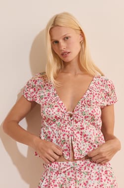 T-shirt manches courtes &agrave; motifs fleuris satin&eacute;;${refinementColor}