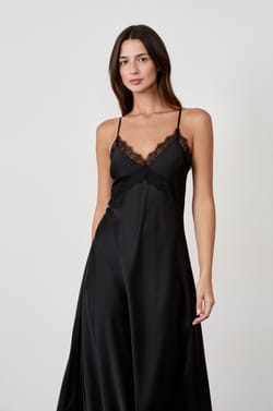 Long dress with lace collar;${refinementColor}