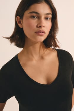 Short-sleeved T-shirt 100% linen;${refinementColor}