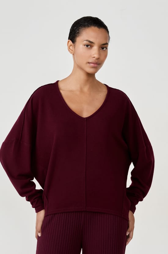 Su&eacute;ter cuello en V;${refinementColor}