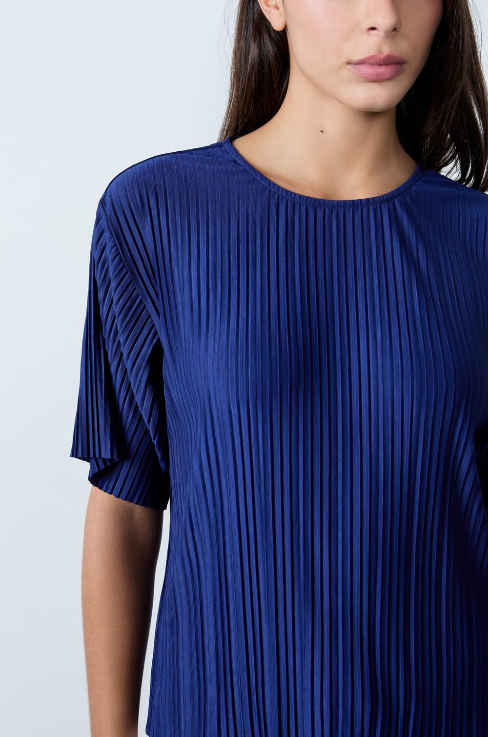 Short-sleeved pleated top;${refinementColor}