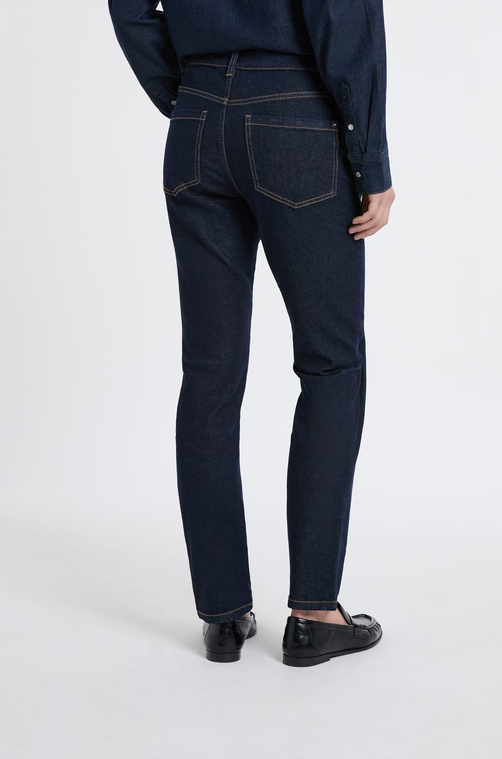 Jeans mit schlanker Passform;${refinementColor}
