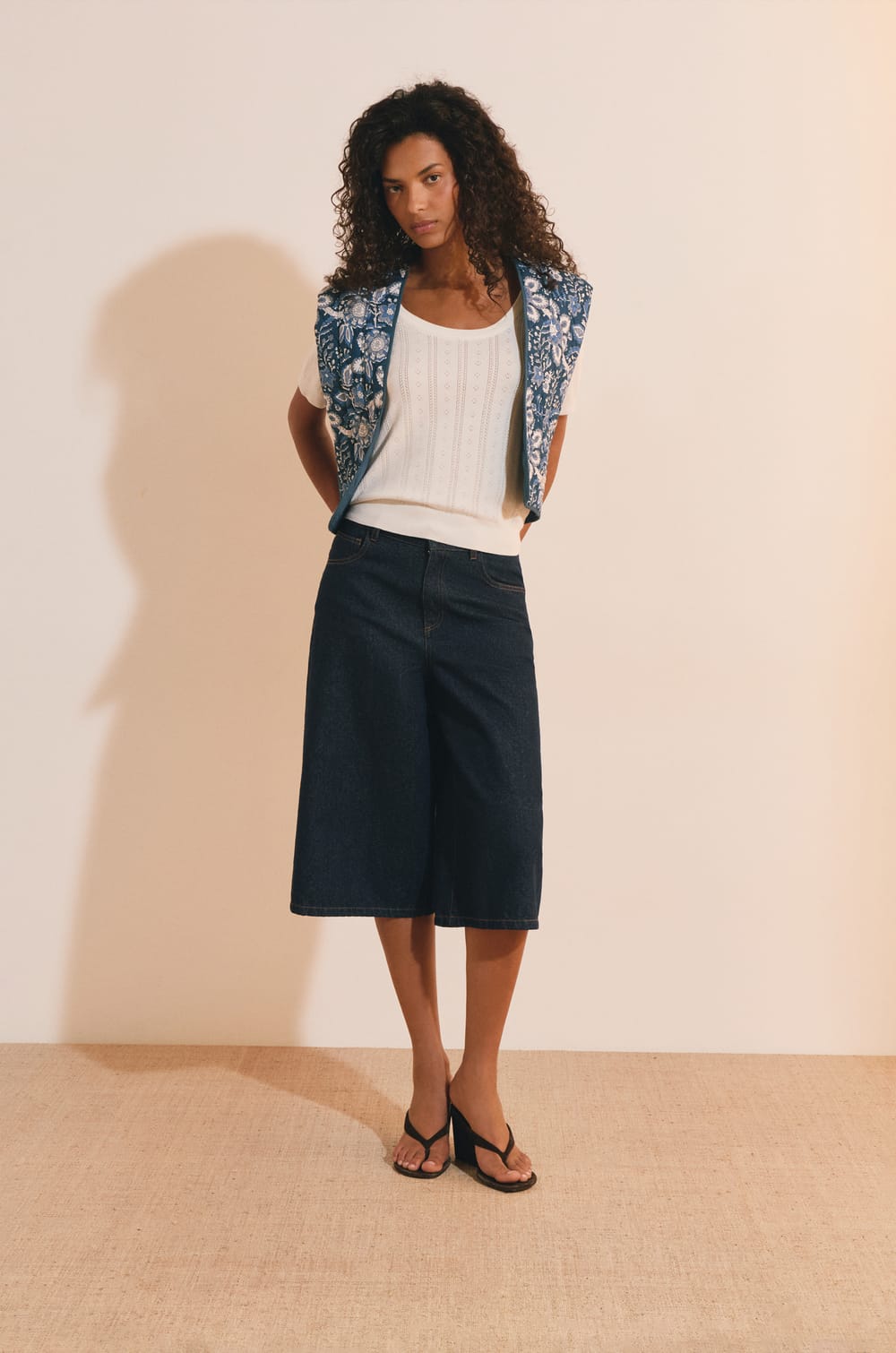 Gilet sans manches en coton &agrave; motif floral;${refinementColor}