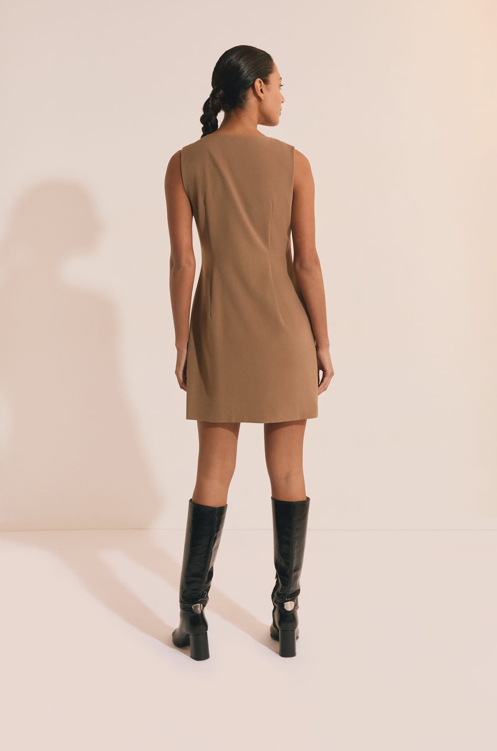 Robe courte sans manches;${refinementColor}